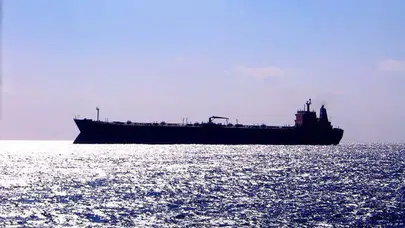 Ege Denizi'nde dehşet anları: 8 bin ton yükle kayalıklara çarpan gemi battı!
