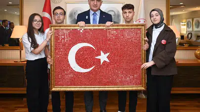Bakanlıkta 19 Mayıs sürprizi: Gençlerin el emeği Bakan Ersoy’u mest etti!