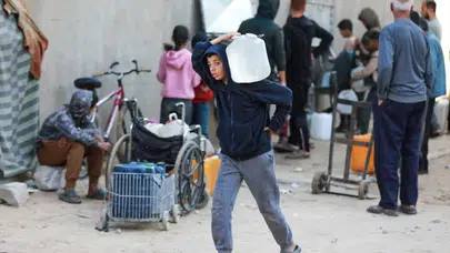 Gazze'nin kayıp nesli: Okul çantası yerine su bidonu! Çocukların kan donduran yaşam mücadelesi