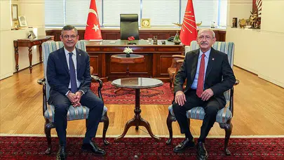 CHP'de iki başlı bayramlaşma: Kılıçdaroğlu Genel Merkez'e döndü, Özgür Özel sokağa indi!