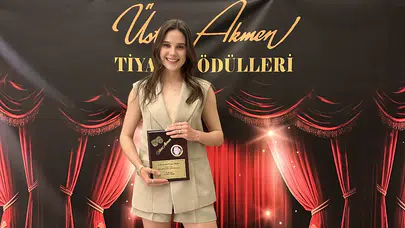 Alina Boz Palamut Zamanı oyunuyla ilk tiyatro ödülünü kazandı