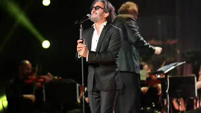Fettah Can’dan Bostancı’da senfonik gece: Eşi Cansu Kurtcu ile sürpriz düet