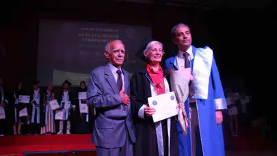 70 yaşında diploma aldı, kürsüde herkesi ağlattı