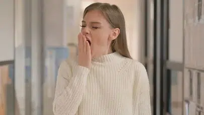 Esnemek sadece yorgunluk belirtisi mi, istemsiz esneme neden olur, fizyolojik rolü nedir?