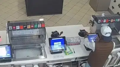 İntikamın böylesi: Kovulduğu restoranı 'mac and cheese' ile soyup soğana çevirdi!