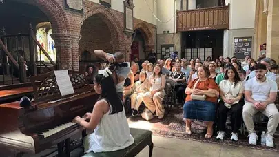 Londra’da tarihi sahnede dev kadro: 50 genç yetenek büyüledi!