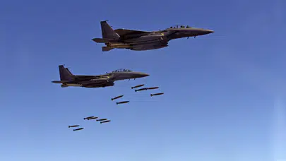 Müzakere masasında ağır bombardıman: ABD ve İsrail uçakları İran gemilerine saldırdı