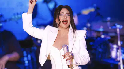 Nükhet Duru beyaz kostümüyle Çapa Pera sahnesinde göz kamaştırdı