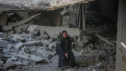 Dünya kutlarken, İsrail vurdu: Gazzeli annelerin payına yine kan ve gözyaşı düştü!