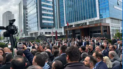 CHP Genel Merkezi'nde mahkeme kararı sonrası arbede: O anlar kamerada