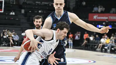 Anadolu Efes yarı final kapısını araladı: Seri 1-0’a geldi
