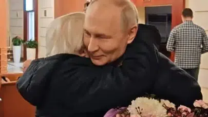 Putin'den eski öğretmenine büyük vefa! Direksiyon başına geçip Kremlin’e götürdü