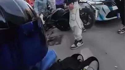 Genç sürücü ölümden döndü! Otomobille çarpışıp bariyerlere çakıldı