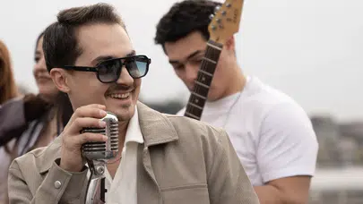 Ayberk Gezer’den bahar enerjili ilk single: Bil ki değişmez