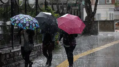 Pazar gününe hazırlıksız yakalanmayın: O bölgeler için resmen 'kuvvetli yağış' uyarısı geldi!