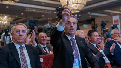 TBB seçimlerinde tansiyon tavan yaptı: Kürsüye yüründü, yumruklar konuştu!