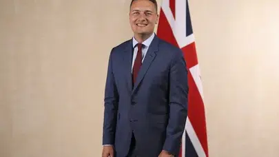 İngiltere’de yer yerinden oynuyor: Bakan Streeting 'onursuz kalmam' diyerek istifa etti!