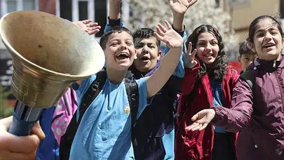 MEB'den flaş karar: Yaz tatili uzuyor, okulların açılış tarihi erteleniyor!