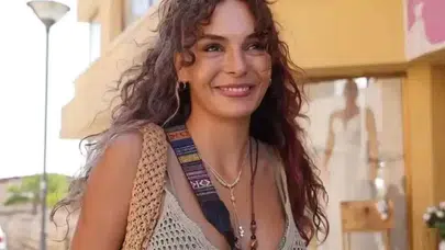 Filtresiz Ebru Şahin! Güzel oyuncunun sıfır makyaj pozu beğeni yağmuruna tutuldu