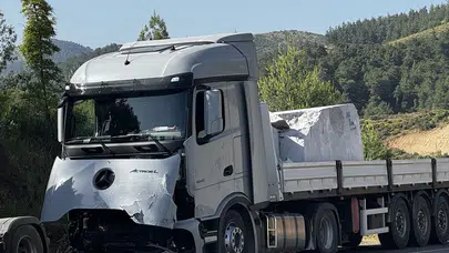 Antalya'da feci kaza! İki tırın arasında kalan otomobil hurdaya döndü
