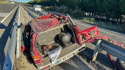 Uşak-İzmir kara yolunda feci kaza: Bariyerlerin arasında can pazarı!
