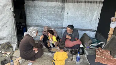 Gazze’de anneliğin en ağır hali: Kolu kırık yavrusuyla ‘bir kap yemek’ kuyruğunda!