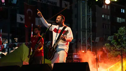 Pera grubu 19 Mayıs konserinde A Milli Takım marşını ilk kez seslendirdi
