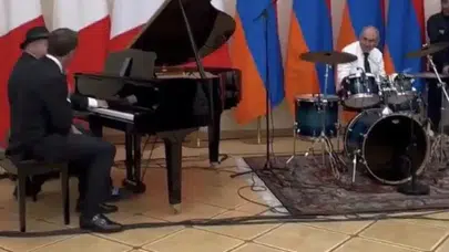 Macron’dan Erivan’da mini konser: Paşinyan ritim tuttu, Macron söyledi!
