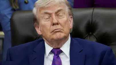 'Uyumuyorum sadece göz kırpıyorum': Trump’ın tartışmalı karesi sosyal medyada olay oldu!