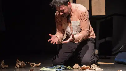Alper Şükrü Masat 'Tutunamayanlar' uyarlaması ile 56. kez sahnede