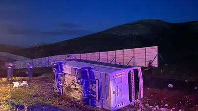 Sivas'ta can pazarı: Maçtan dönen midibüs devrildi, 18 yaralı!