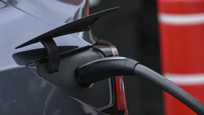 Hürmüz'de büyük kırılma! Savaş petrolü değil, elektrikli araç devlerini vurdu