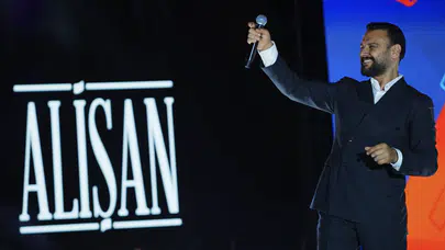 Alişan Mersin Kültür Yolu Festivali kapsamında Soli Sahili'nde konser verdi