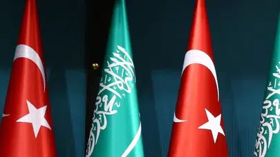 Vize bilmecesi çözüldü: Suudi Arabistan’a kimler vizesiz gidebilecek? İşte 2026 kararı