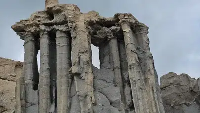 Suların çekilmesiyle gelen mucize: Binlerce yıllık sualtı peri bacaları gün yüzünde