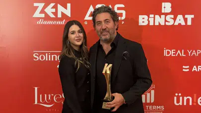 Ünlü oyuncu Emre Kınay'a Yılın En Başarılı Tiyatro Sanatçısı ödülü