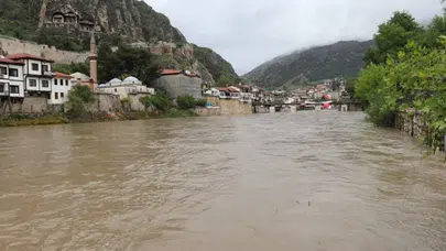Nehrin debisi fırladı, şehir sulara gömüldü! Amasya'da Yeşilırmak tehdidi