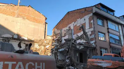 Sultangazi'de yıkım dehşeti! Komşu apartmanın duvarını delip geçtiler