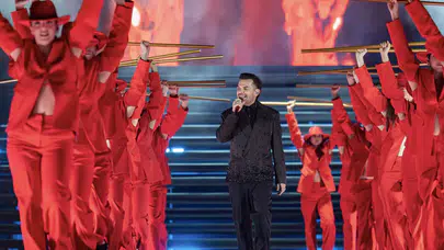 Kenan Doğulu’dan İzmir’de dünya standartlarında konser performansı