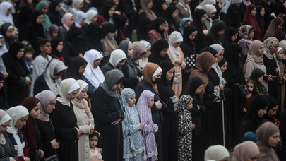 İsrail’in yok edemediği inanç! Gazze sokaklarında bayram saffı