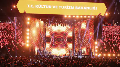 Ebru Yaşar Eskişehir Kültür Yolu Festivali'nde binlerce hayranını coşturdu