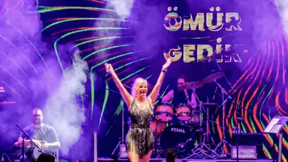Ömür Gedik Bodrum konserinde yeni şarkısını ilk kez seslendirdi