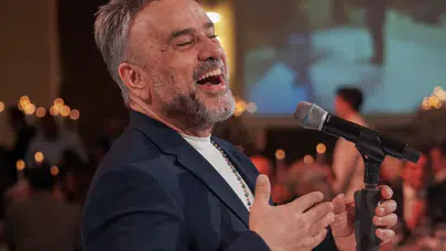 Bülent Serttaş Bulgaristan’da bayram şenliği yaşattı: Yeni şarkısını istek üzerine 4 kez okudu!