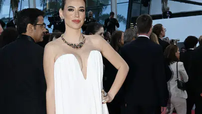 Seda Bakan Cannes Film Festivali'nde kırmızı halıda yürüdü