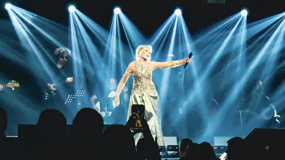 Kıbrıs’ta Süperstar fırtınası: Ajda Pekkan baştan aşağı altın şıklığıyla büyüledi