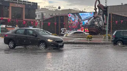 Sağanak yağış Erzincan’ı esir aldı: Cadde ve sokaklar su altında kaldı