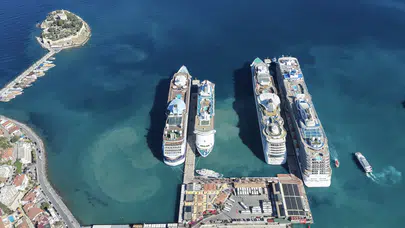 Kuşadası'na 4 kruvaziyerle 9 bini aşkın turist geldi