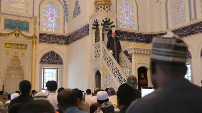 Japonya'da Kurban Bayramı izdihamı: Bayram namazı 3 kez kılındı