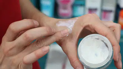İnternetten güneş kremi alanlar dikkat! Cildinizden olabilirsiniz: İşte eczane uyarısı
