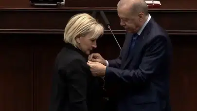 Rozetini Erdoğan taktı: İstanbul Milletvekili Nimet Özdemir AK Parti saflarında!
